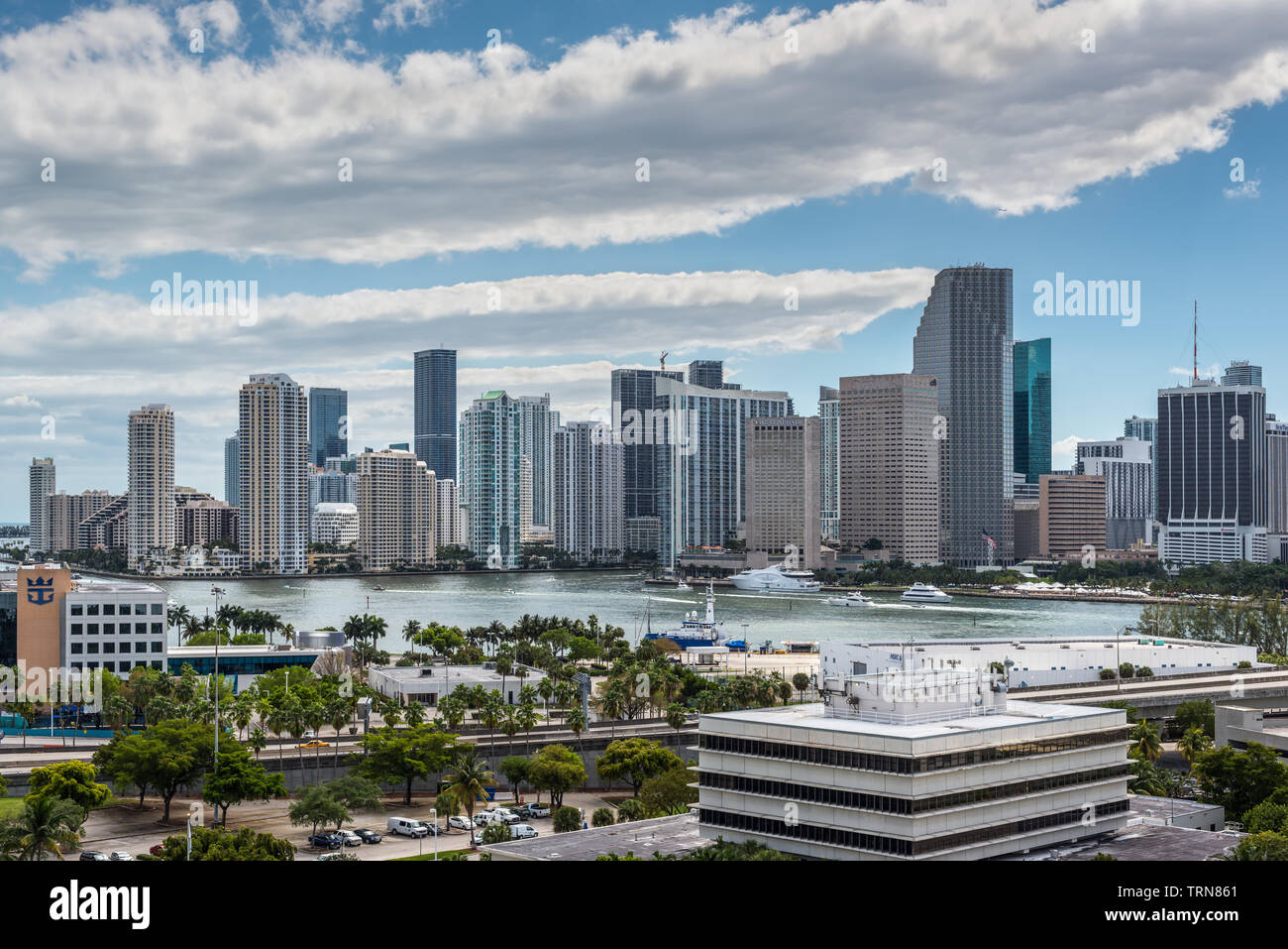 Miami, FL, Vereinigte Staaten von Amerika - 20. April 2019: Downtown Skyline von Miami aus Dodge Island an der Biscayne Bay in Miami, Florida, USA gesehen. Stockfoto