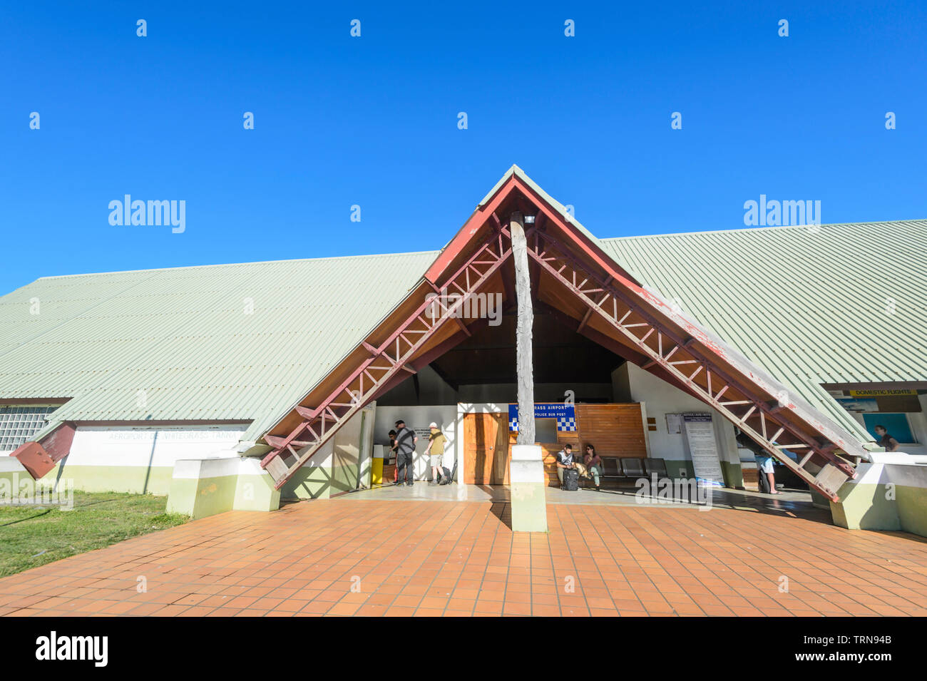 Touristen warten auf Ihren Flug bei Whitegrass Flughafen Terminal in Tanna Island, Vanuatu, Melanesien Stockfoto