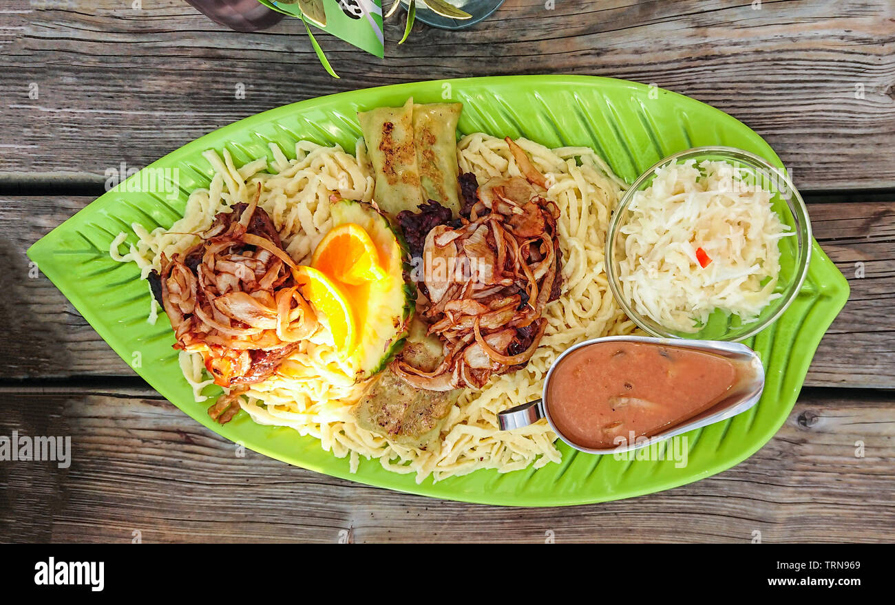 Schwäbische Spätzle, Maultaschen mit gebratenen Zwiebeln und graue Soße, Ansicht von oben Stockfoto