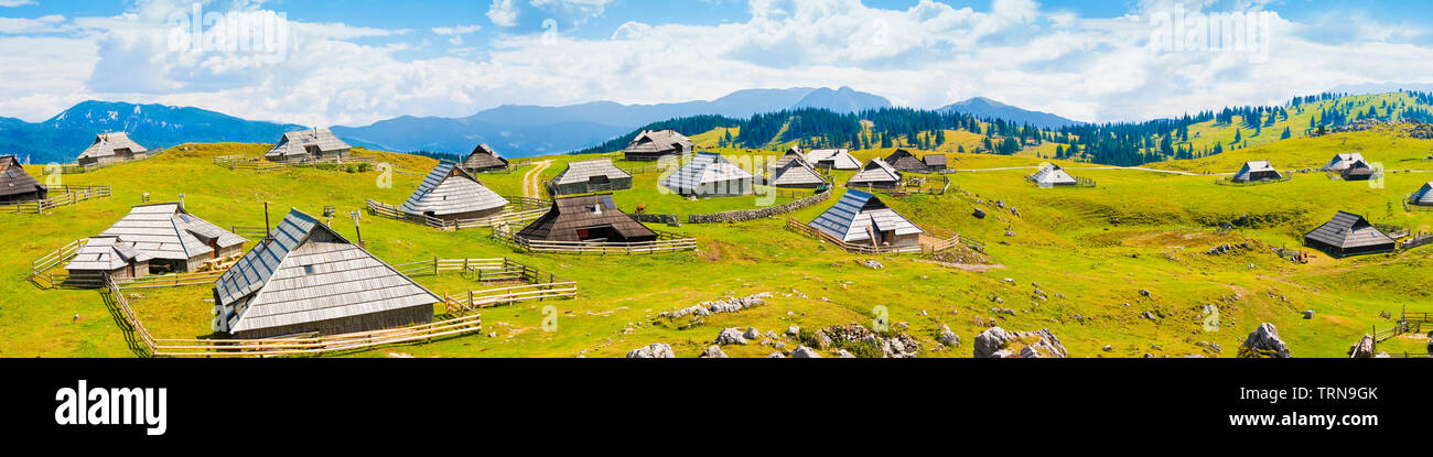 "Velika Planina", die in großen slowenischen bedeutet 'Plateau' ist eine der wichtigsten slowenischen Hochland mit einer bestimmten Architektur aus Holz h Stockfoto