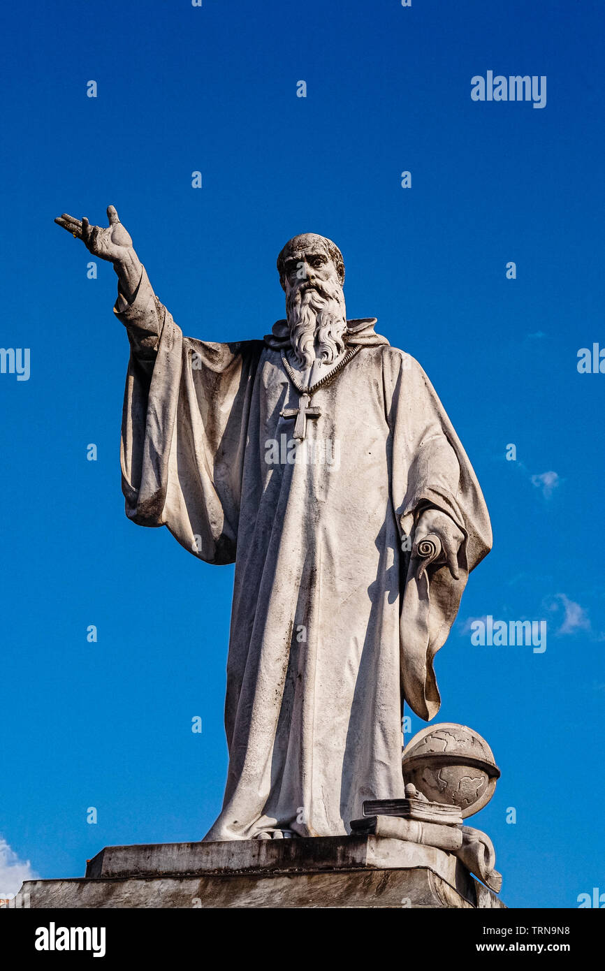 Italien Umbrien Norcia - Piazza San Benedetto - Statue des Heiligen Benedikt. Stockfoto