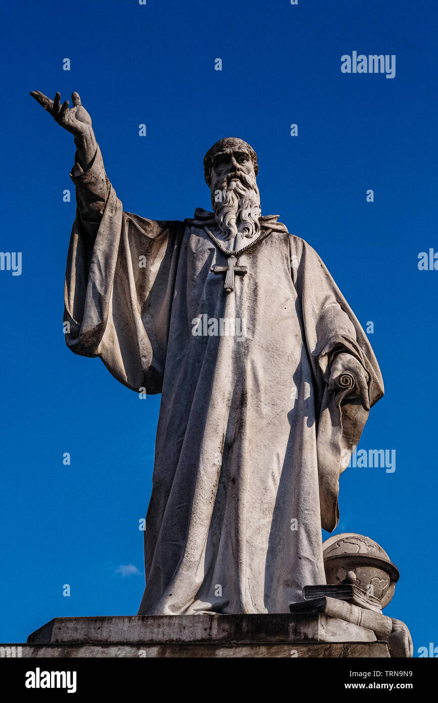 Italien Umbrien Norcia - Piazza San Benedetto - Statue des Heiligen Benedikt. Stockfoto
