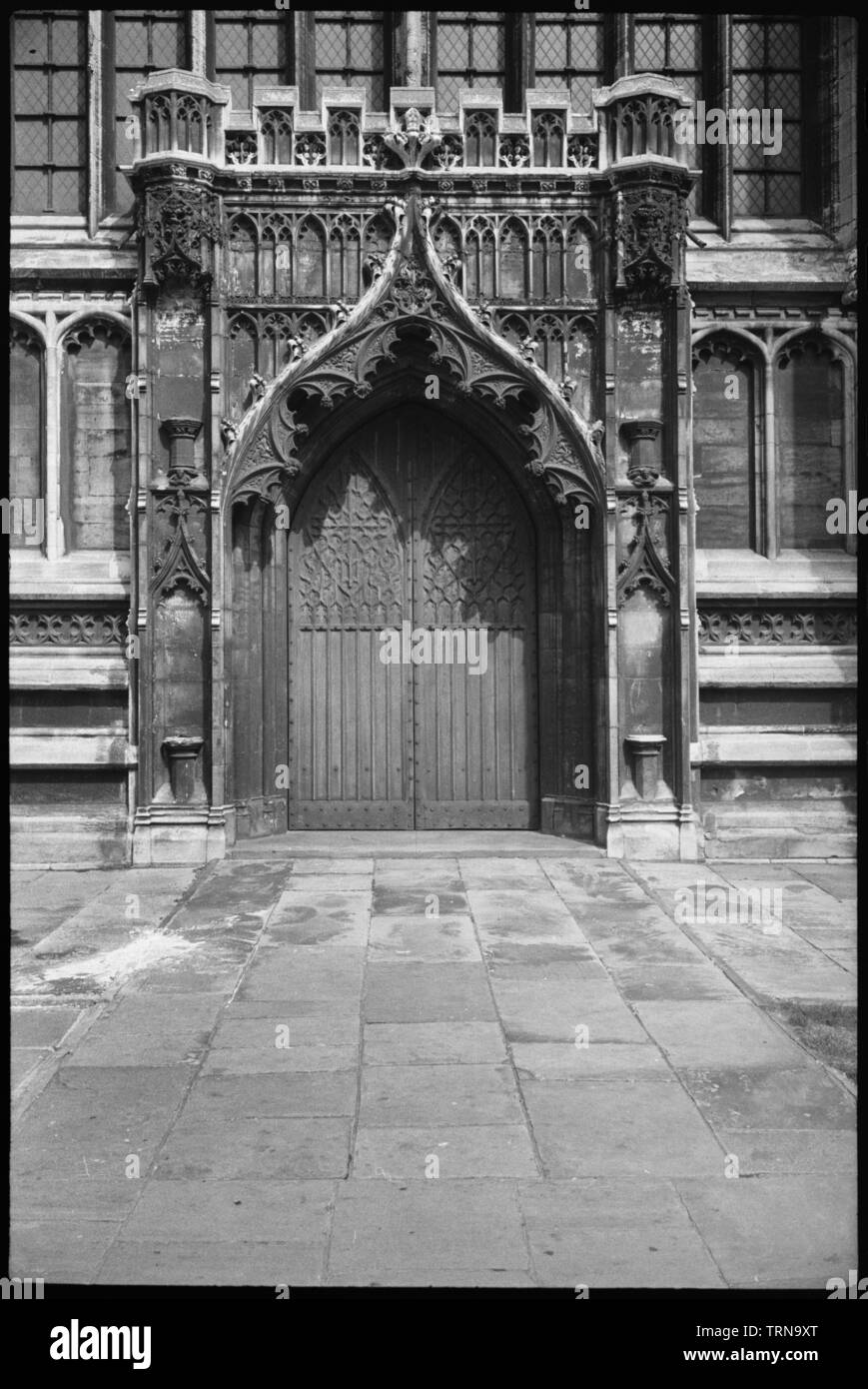 Tür in einem unbekannten Kirche, möglicherweise in oder in der Nähe von Long Melford, Suffolk, c 1955 - c 1980. Schöpfer: Ursula Clark. Stockfoto