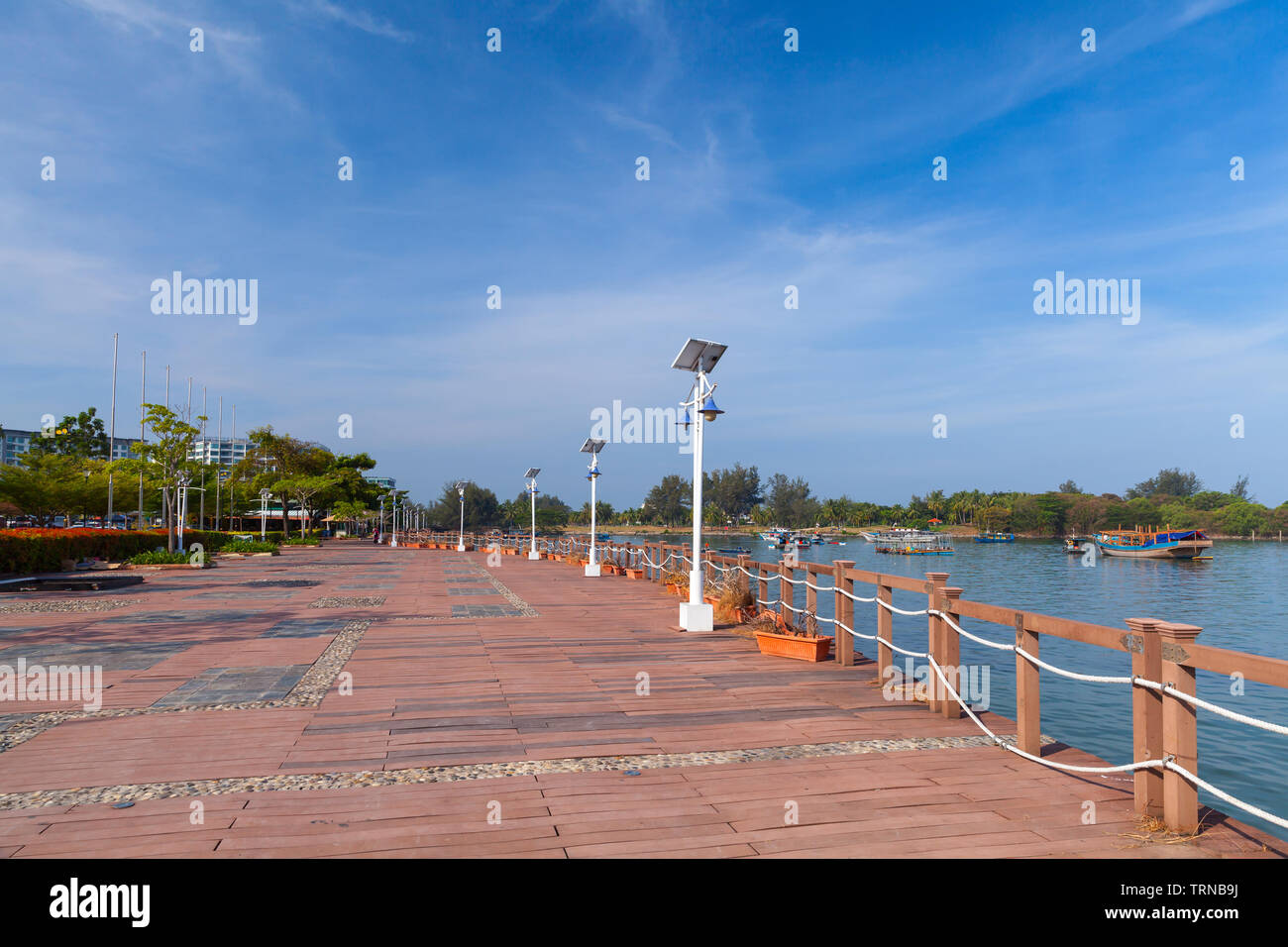 Leere Promenade. Küstenlandschaft der Stadt Kota Kinabalu, Malaysia Stockfoto