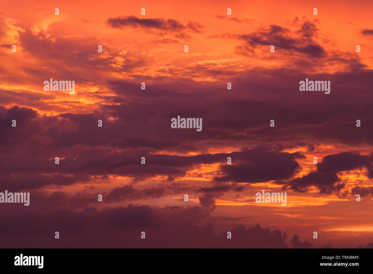 Red bewölkt tropischen Himmel bei Sonnenuntergang, natürliche Hintergrund Foto Stockfoto