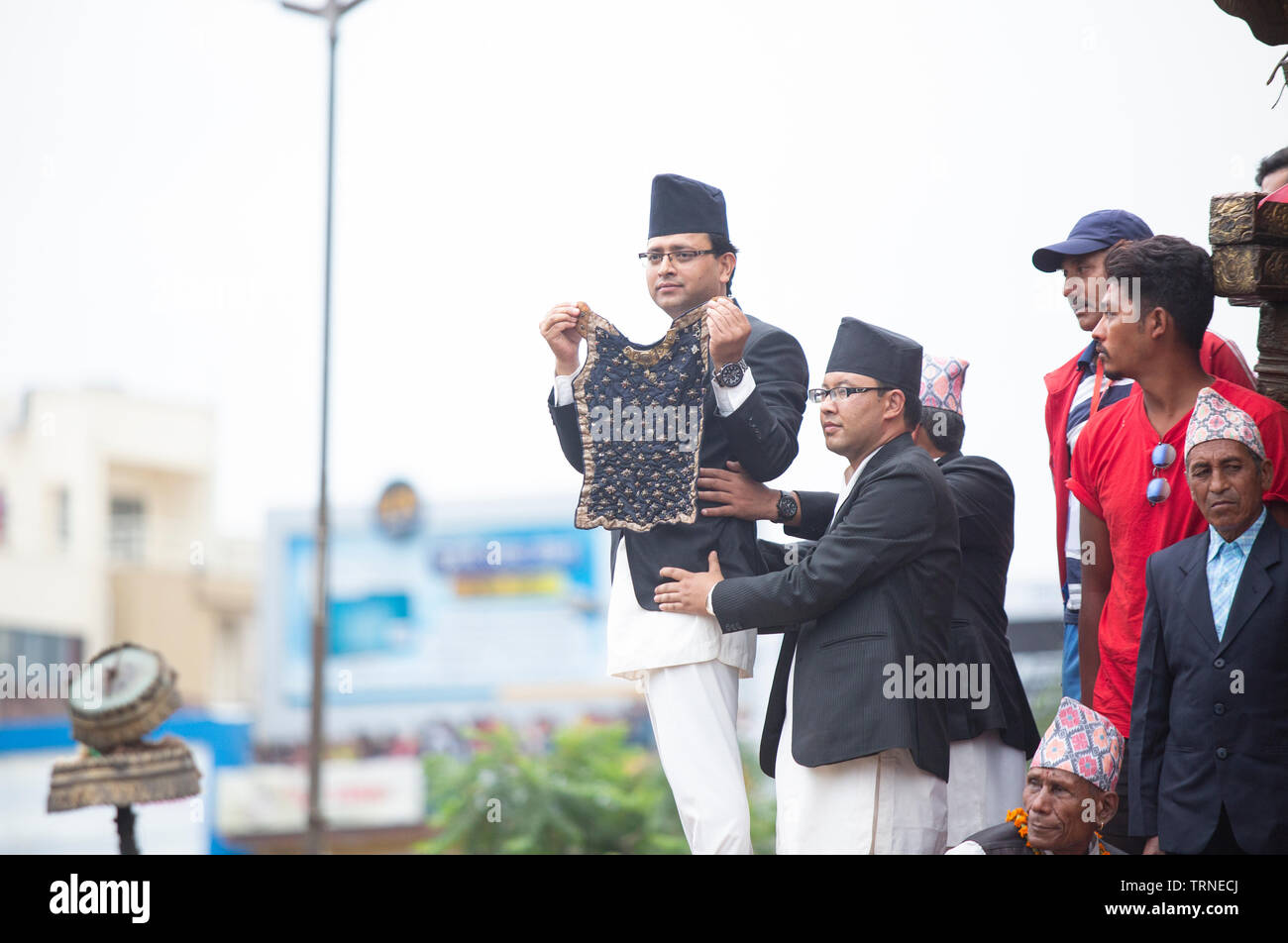 Kathmandu, Nepal, 09. Juni 2019. Ein Priester anzeigen die Schwarze Perle - verzierte bhoto der Gottheit Rato Machindranath Festival. Sarita Khadka/Alamy leben Nachrichten Stockfoto