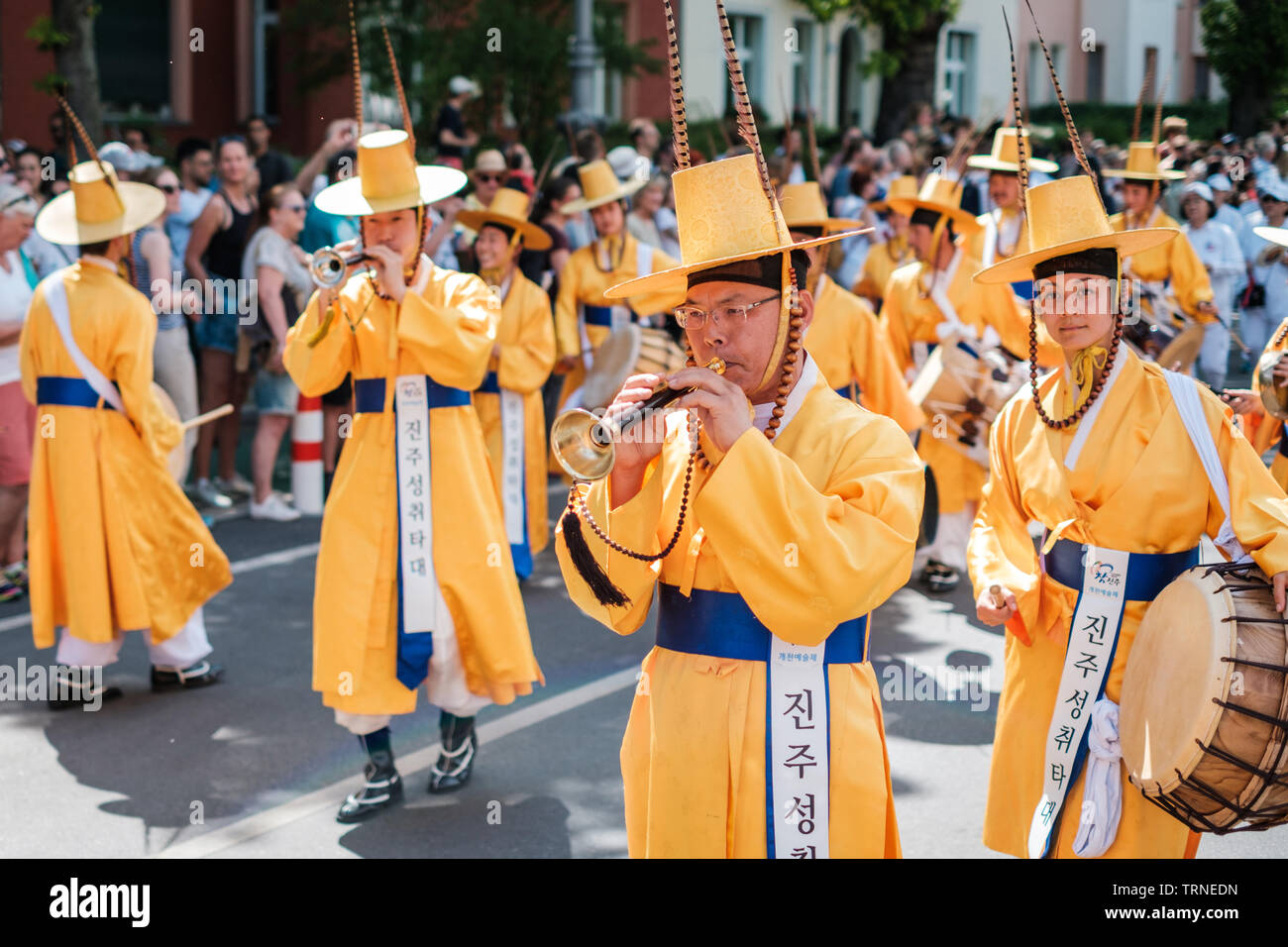 Berlin, Deutschland - Juni 2019: koreanische Menschen in traditionellen Kostümen am Karneval der Kulturen (Karneval der Kulturen) in Berlin durchführen Stockfoto