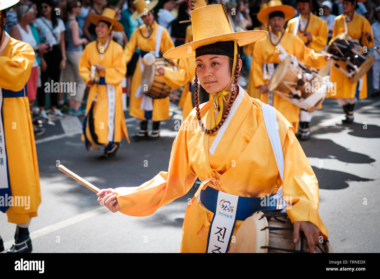 Berlin, Deutschland - Juni 2019: koreanische Menschen in traditionellen Kostümen am Karneval der Kulturen (Karneval der Kulturen) in Berlin durchführen Stockfoto