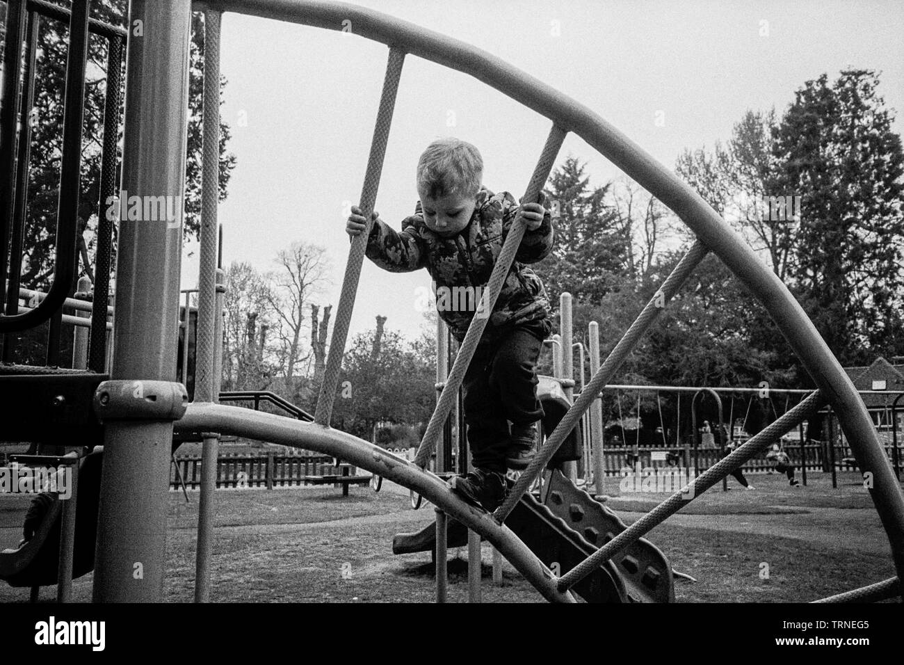 Zwei Jahre alten Jungen in Alton öffentlichen Gärten Spielplatz, Alton, Hampshire, England, Vereinigtes Königreich. Stockfoto