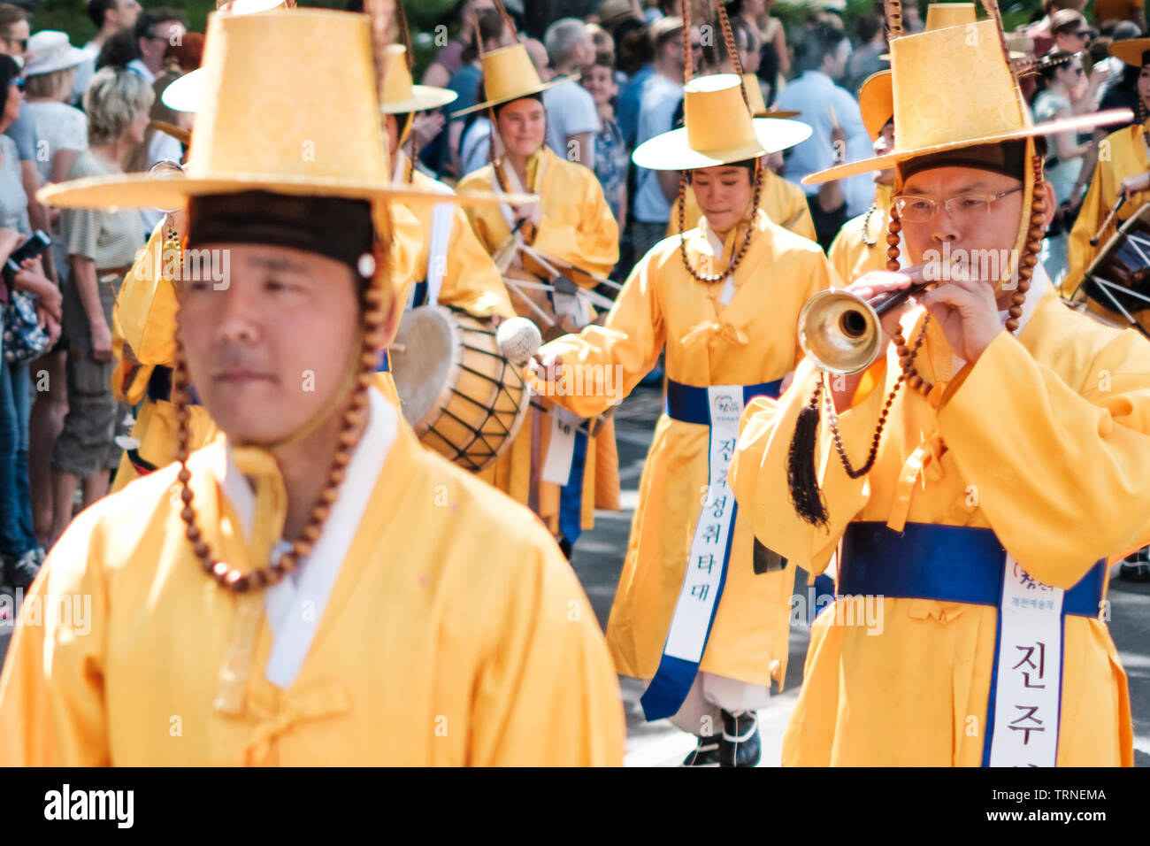 Berlin, Deutschland - Juni 2019: koreanische Menschen in traditionellen Kostümen am Karneval der Kulturen (Karneval der Kulturen) in Berlin durchführen Stockfoto