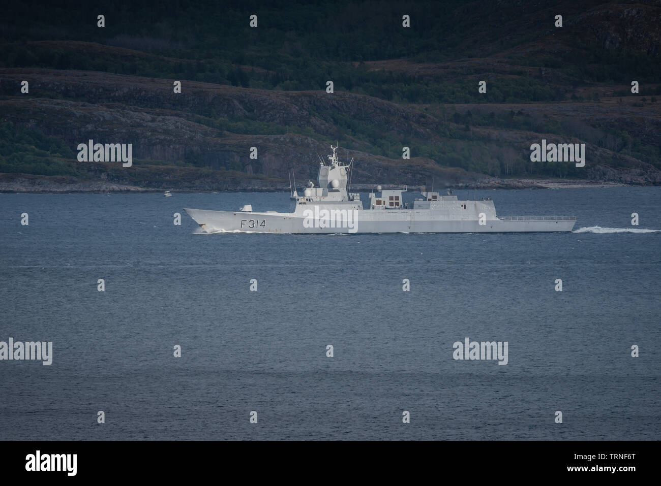 HNoMS Thor Heyerdahl (F 314) Segeln durch die Fahrrinne in Richtung Norden Vergangenheit Leka Island, Norwegen, Sommer 2019. Stockfoto