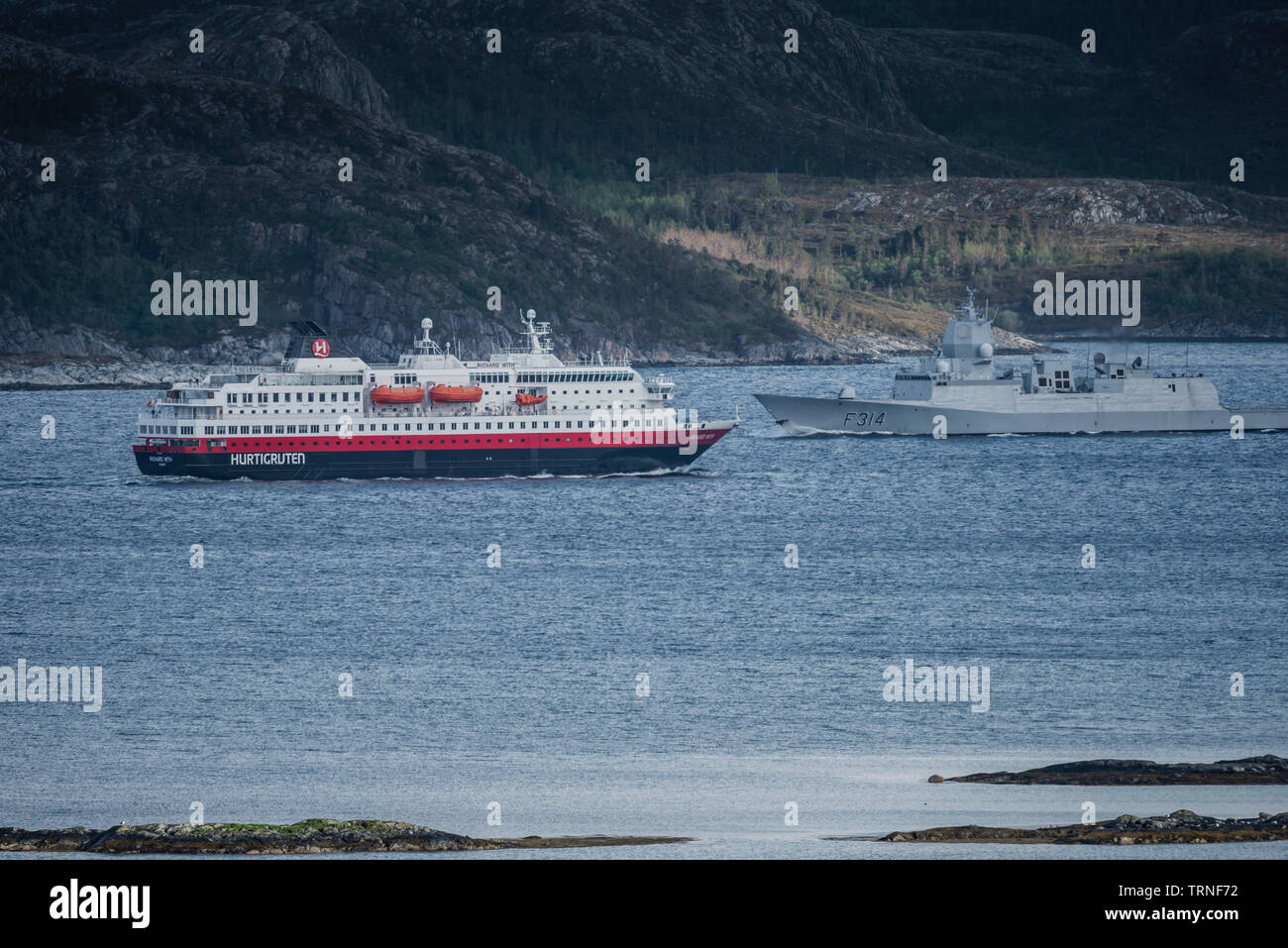 HNoMS Thor Heyerdahl (F 314) Segeln durch die Fahrrinne in Richtung Norden Vergangenheit Leka Island, Norwegen, Sommer 2019. Stockfoto