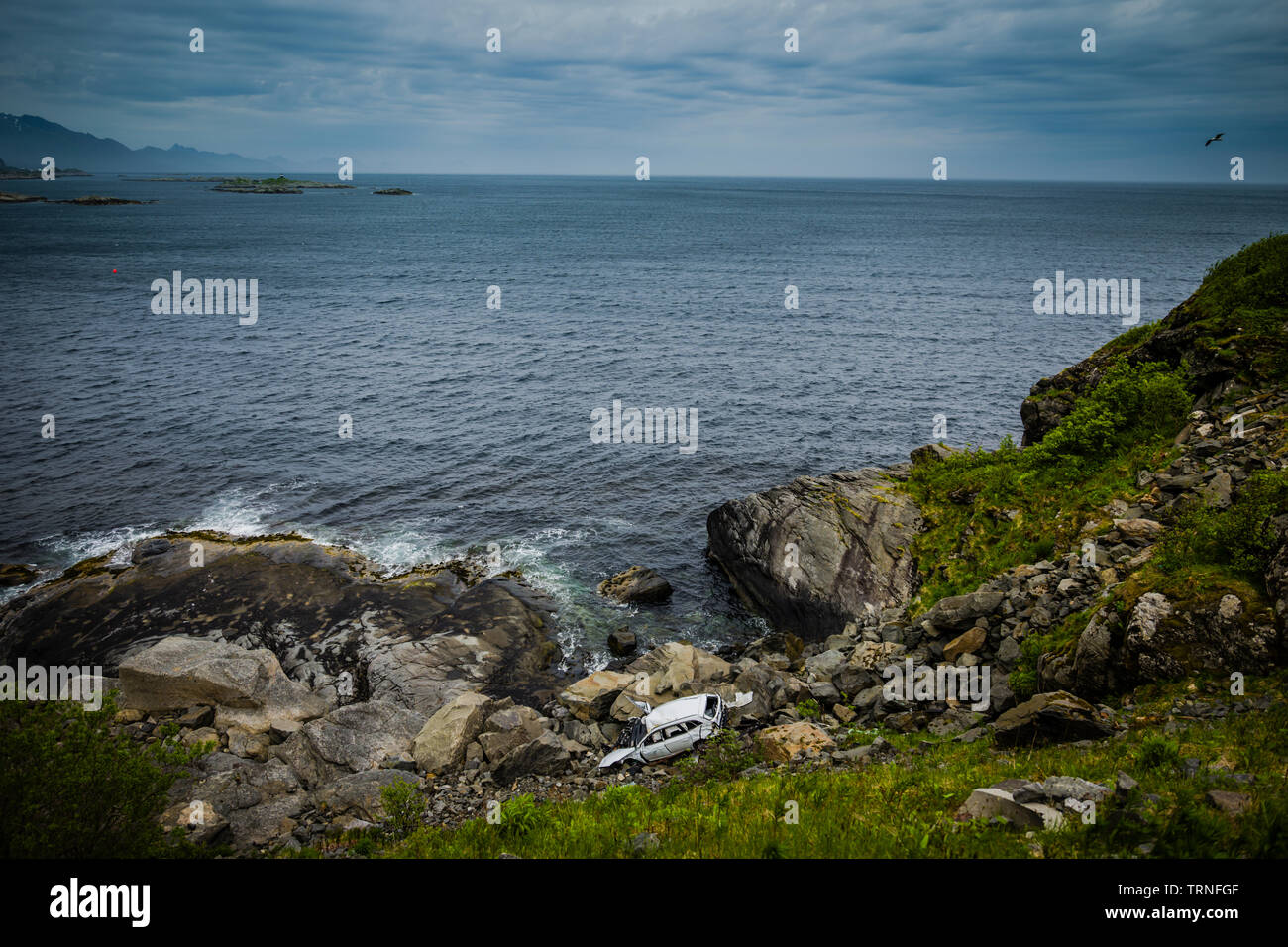 Ergebnis von Touristen fahren über eine Klippe zwischen Moskenes und Reine, Lofoten, Norwegen, Sommer 2019. Stockfoto