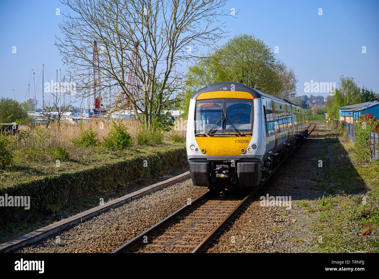 Ipswich zu Lowestoft Zug Ankunft in Melton auf der East Suffolk Nebenbahn. Stockfoto