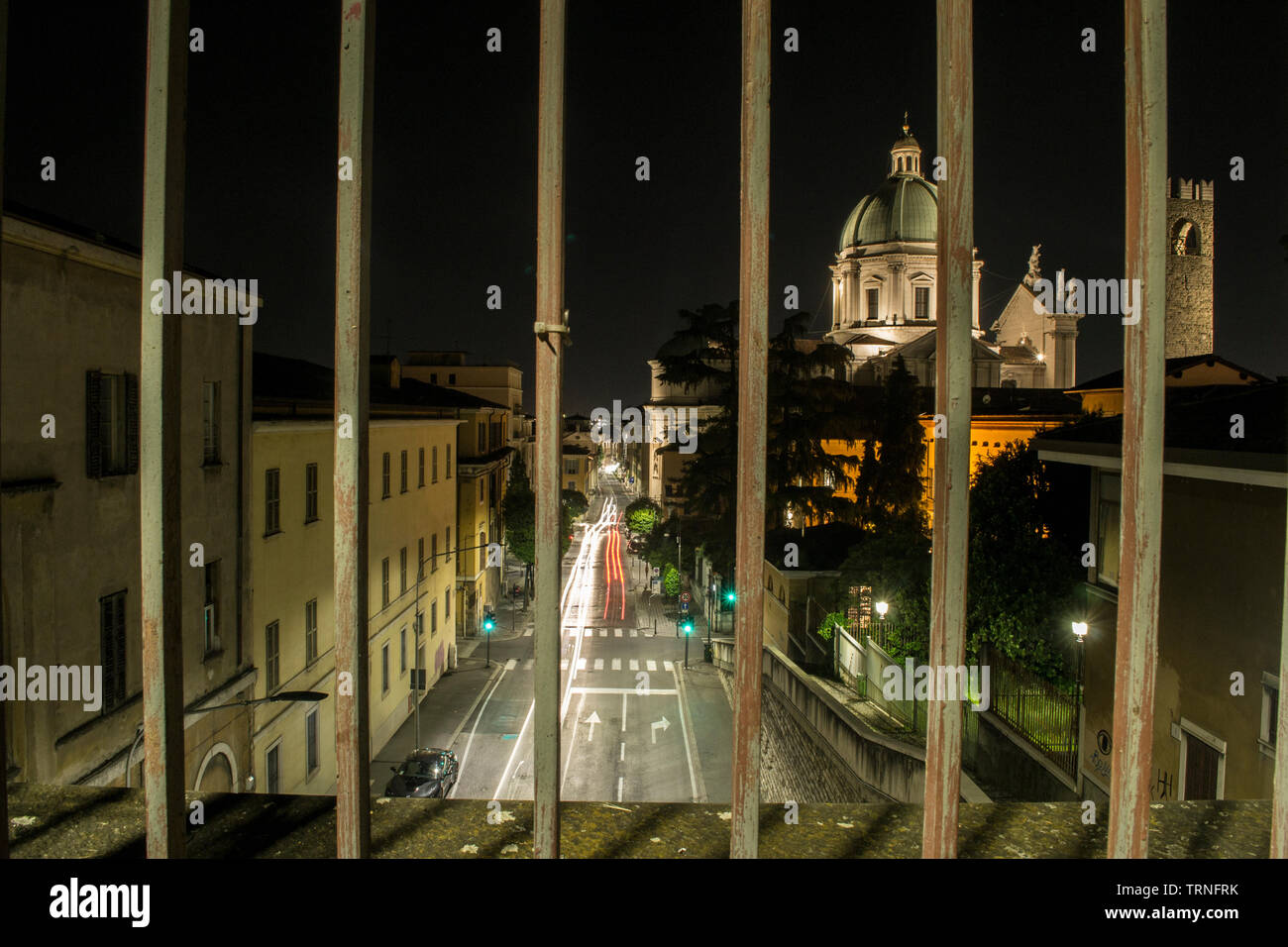 Die Schönheit hinter Gittern. Via Mazzini Brescia mit Blick auf den Dom. Stockfoto