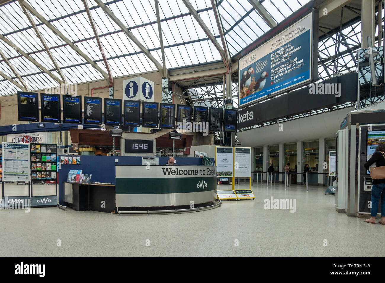 Der Information und elektronischen Abfahrtstafeln im zentralen Eingangsbereich zu lesen Bahnhof in Reading, Berkshire, Großbritannien Stockfoto