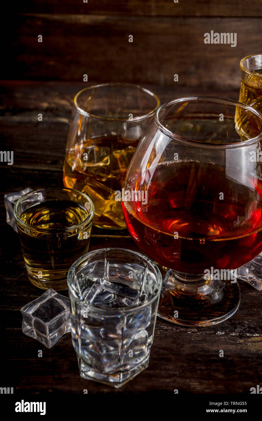 Sortiment verschiedene hart und stark alkoholische Getränke in ...