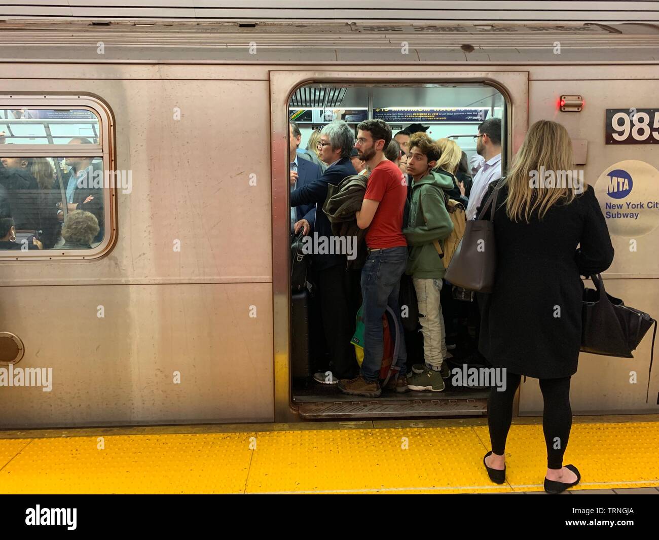 Die in der Nähe der U-Bahn in New York City voll. Die New York City Subway ist die größte rapid transit system in der Welt durch die Anzahl der Stationen Stockfoto