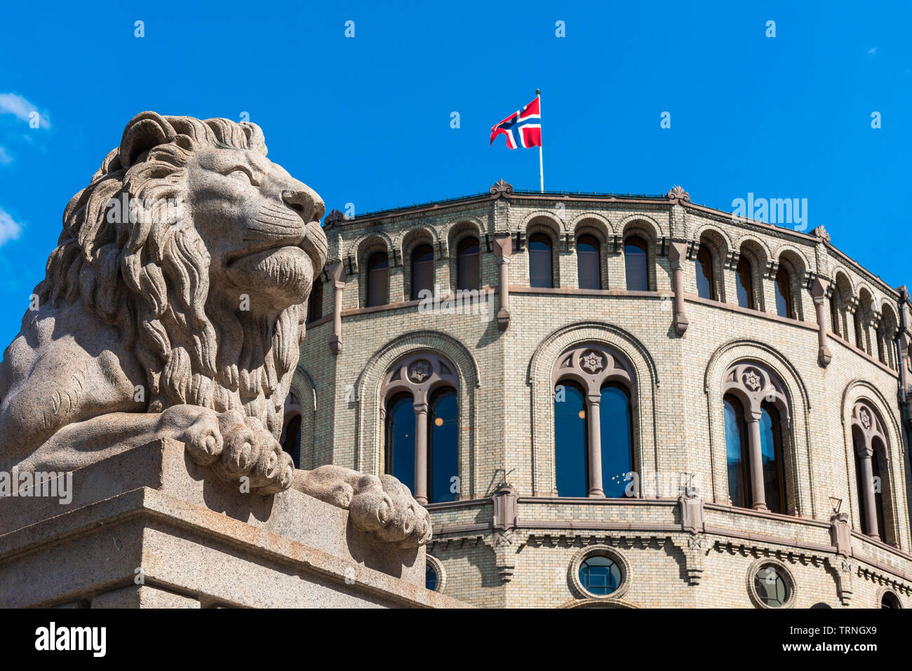 Das Parlament Oslo, Ansicht eines Löwen Statue aufgestellt Vor dem norwegischen Parlament in Oslo. Stockfoto