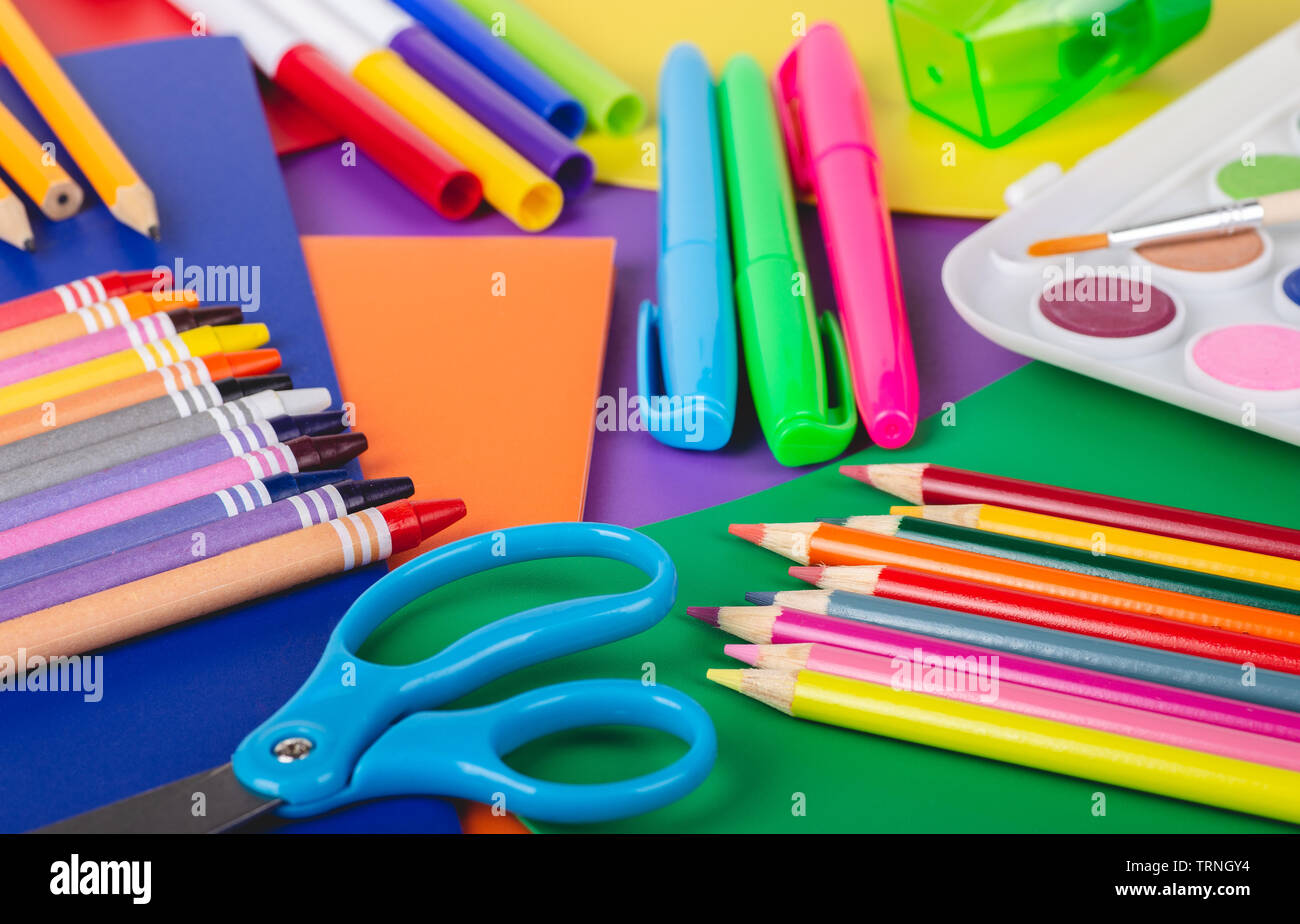 Nahaufnahme der bunten Zeichnung und Färbung der Schule liefert der Buntstifte, Bleistifte, Markierungen und Farbe Stockfoto