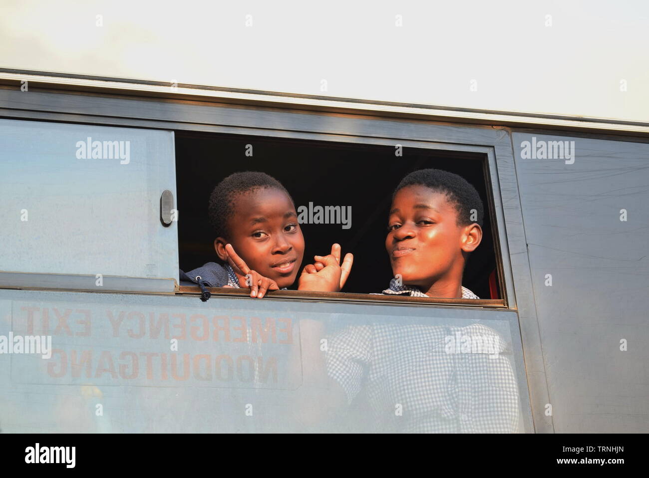 Kinder an der Exkursion besuchen Sudwala Caves Stockfoto