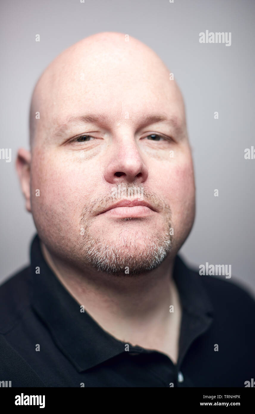 Porträt einer zuversichtlich Kahlen kaukasischen Mann Stockfoto Porträt einer zuversichtlich Kahlen kaukasischen Mann Stockfoto