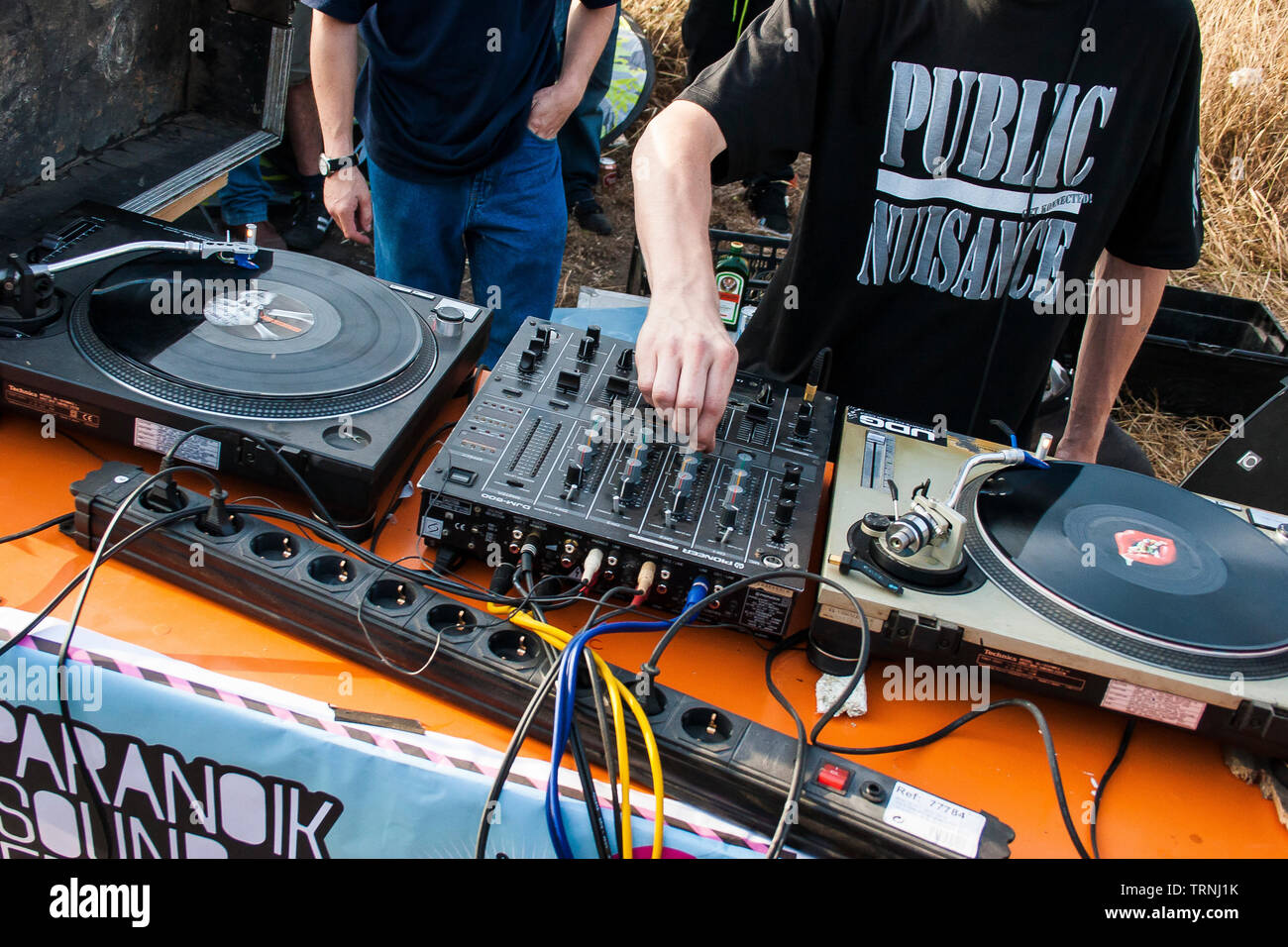 DJ spielt auf der Anti-Sonar-freien illegalen Squat Party Rave außerhalb des Sonar Festivals, Barcelona, Spanien Stockfoto