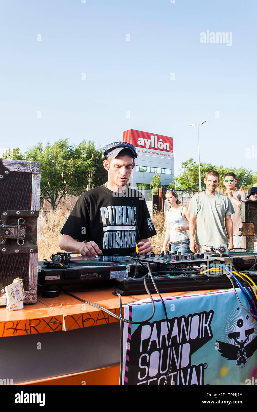 DJ spielt auf der Anti-Sonar-freien illegalen Squat Party Rave außerhalb des Sonar Festivals, Barcelona, Spanien Stockfoto