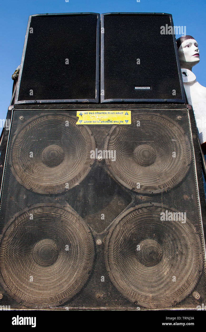 Riesiges Soundsystem auf der Anti-Sonar-freien illegalen Squat Party Rave außerhalb des Sonar Festivals, Barcelona, Spanien Stockfoto