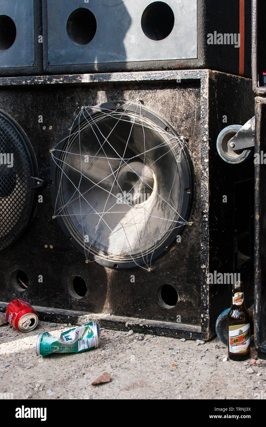 Riesiges Soundsystem auf der Anti-Sonar-freien illegalen Squat Party Rave außerhalb des Sonar Festivals, Barcelona, Spanien Stockfoto