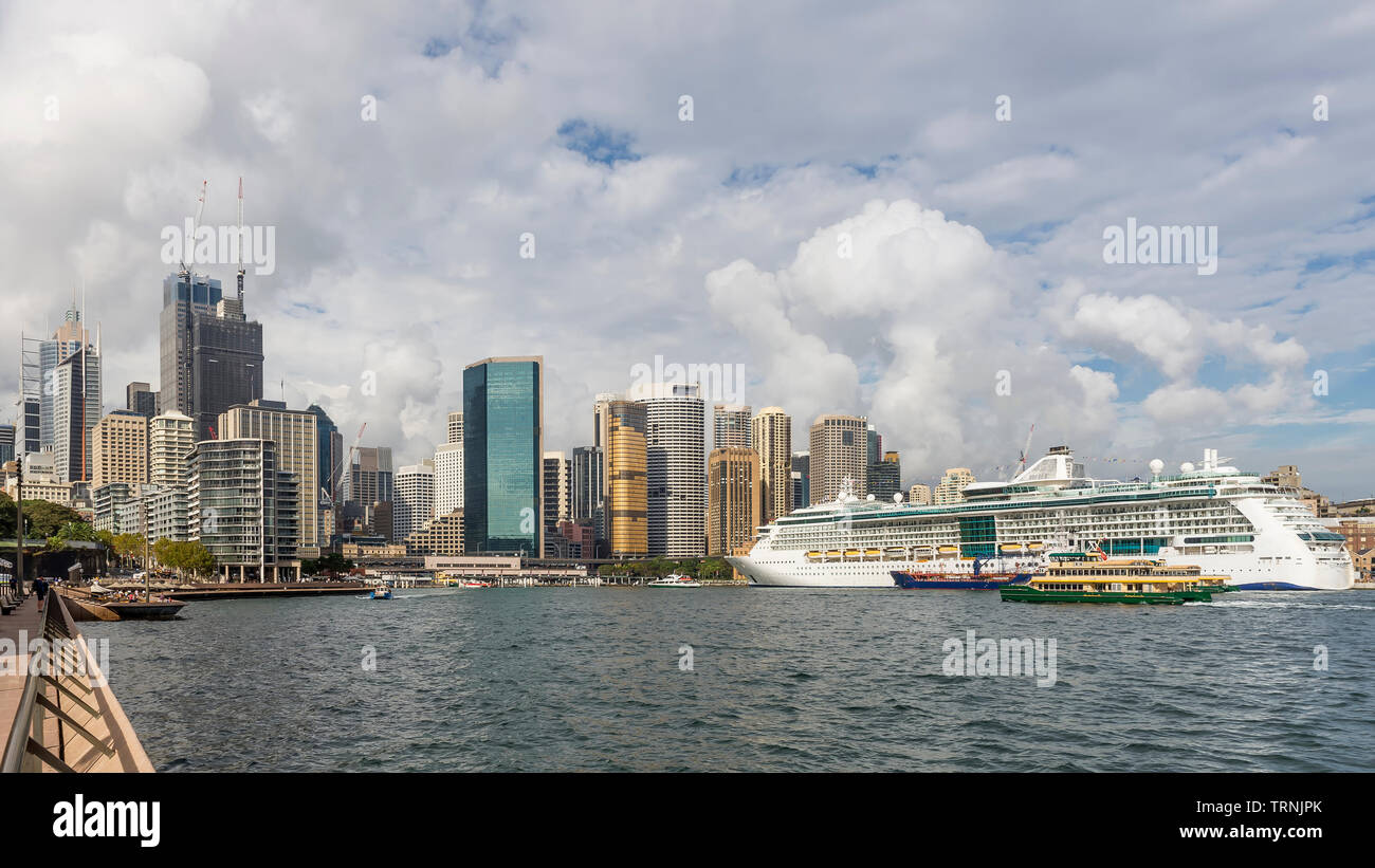 Wunderschöne Aussicht auf den Hafen und die Innenstadt von Sydney, Australien, vom Fluss Stockfoto