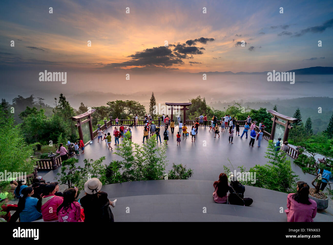 Temple' Linh Qui Phap Ein', Bao Loc, Provinz Lam Dong, Vietnam - Jun 2, 2019: Touristen besuchen und unter selfies im Tempel' Linh Qui Phap ein Stockfoto