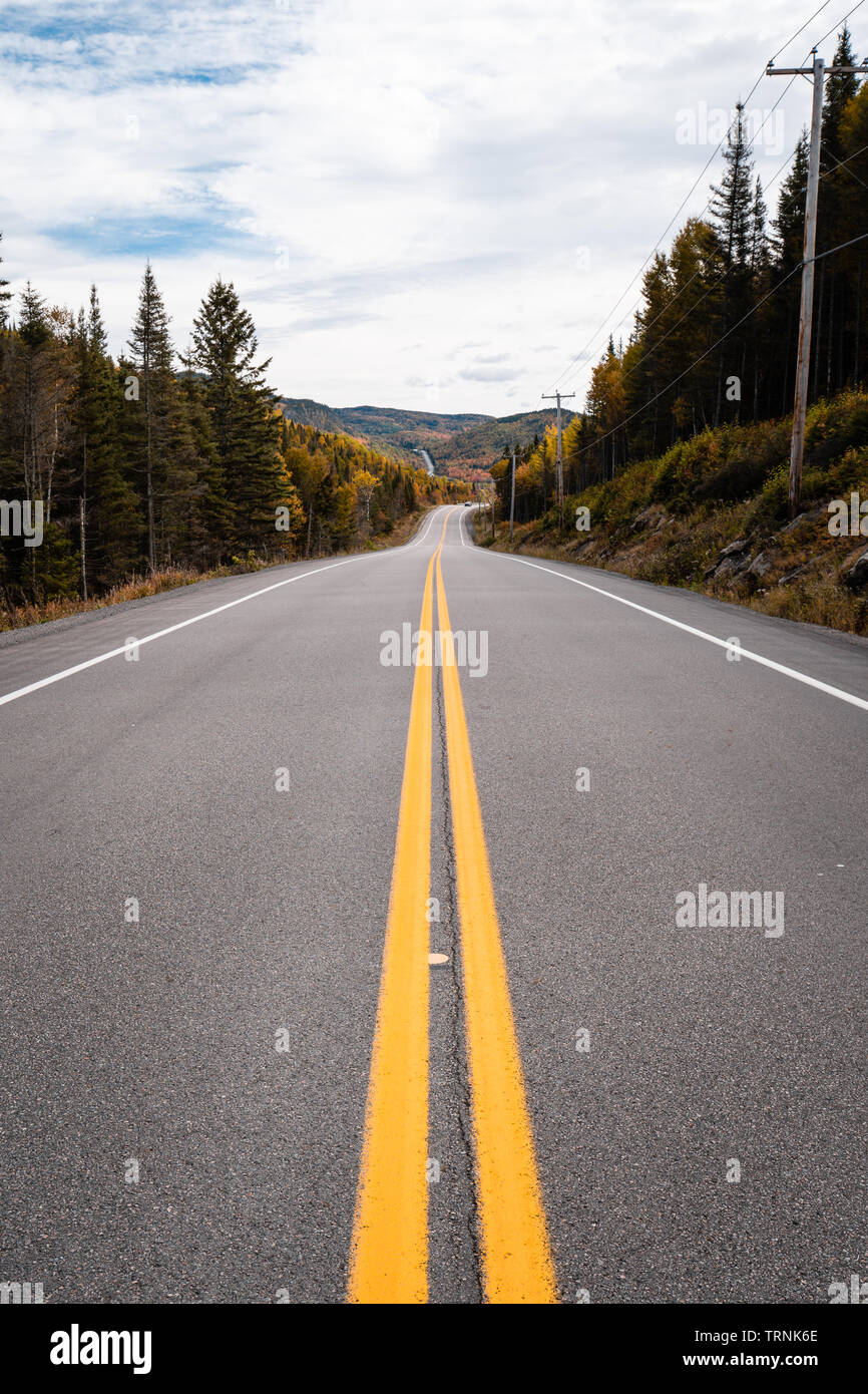 Leere Straße in Québec. Schöne Herbstfarben. Stockfoto