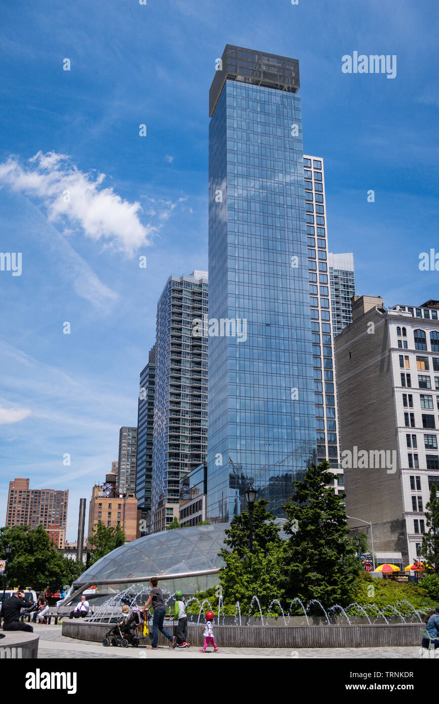 34 Street-Hudson Yards U-Bahnhof und Park mit seinen Wolkenkratzern, NYC, USA Stockfoto