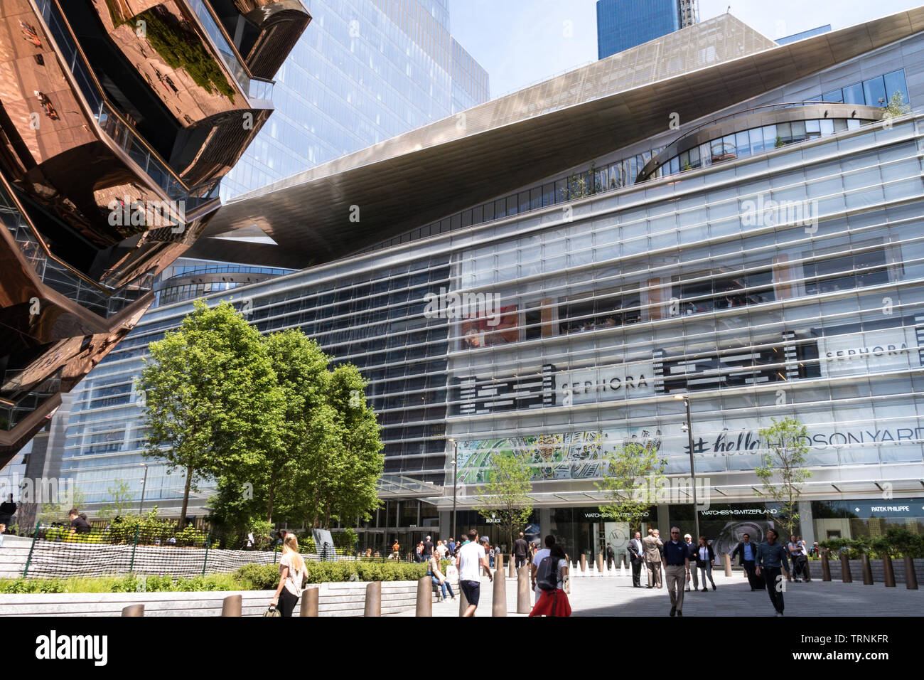 Die Geschäfte am Hudson Yards Eingang und das Schiff Plaza, New York, USA Stockfoto