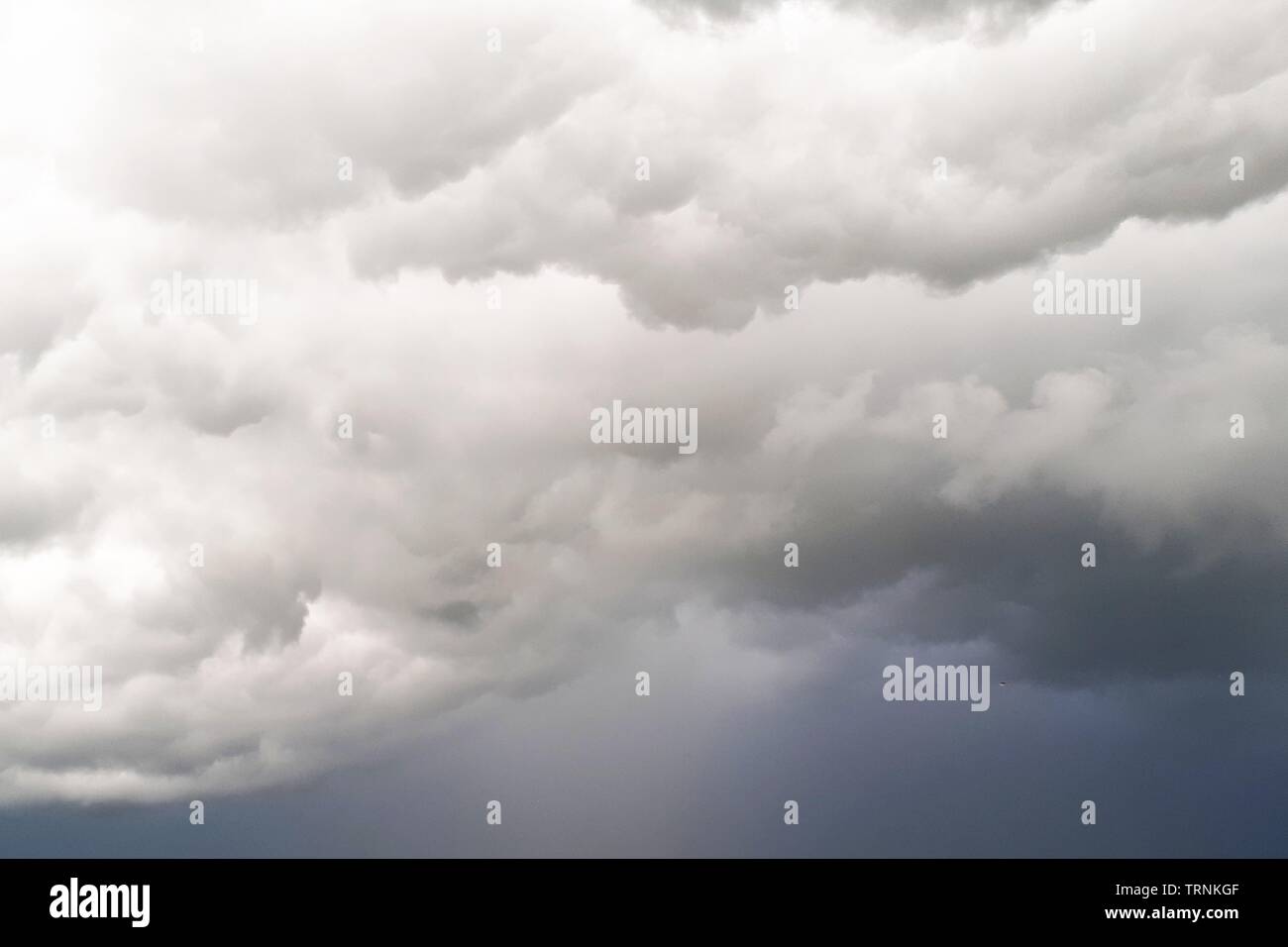 Regen Sturm ov er das Dorf Cricket Club in Staunton,, Gloucestershire, Großbritannien - 8.6.2019 Bild von Antony Thompson - tausend Wort Medien, KEINE VERKÄUFE, N Stockfoto