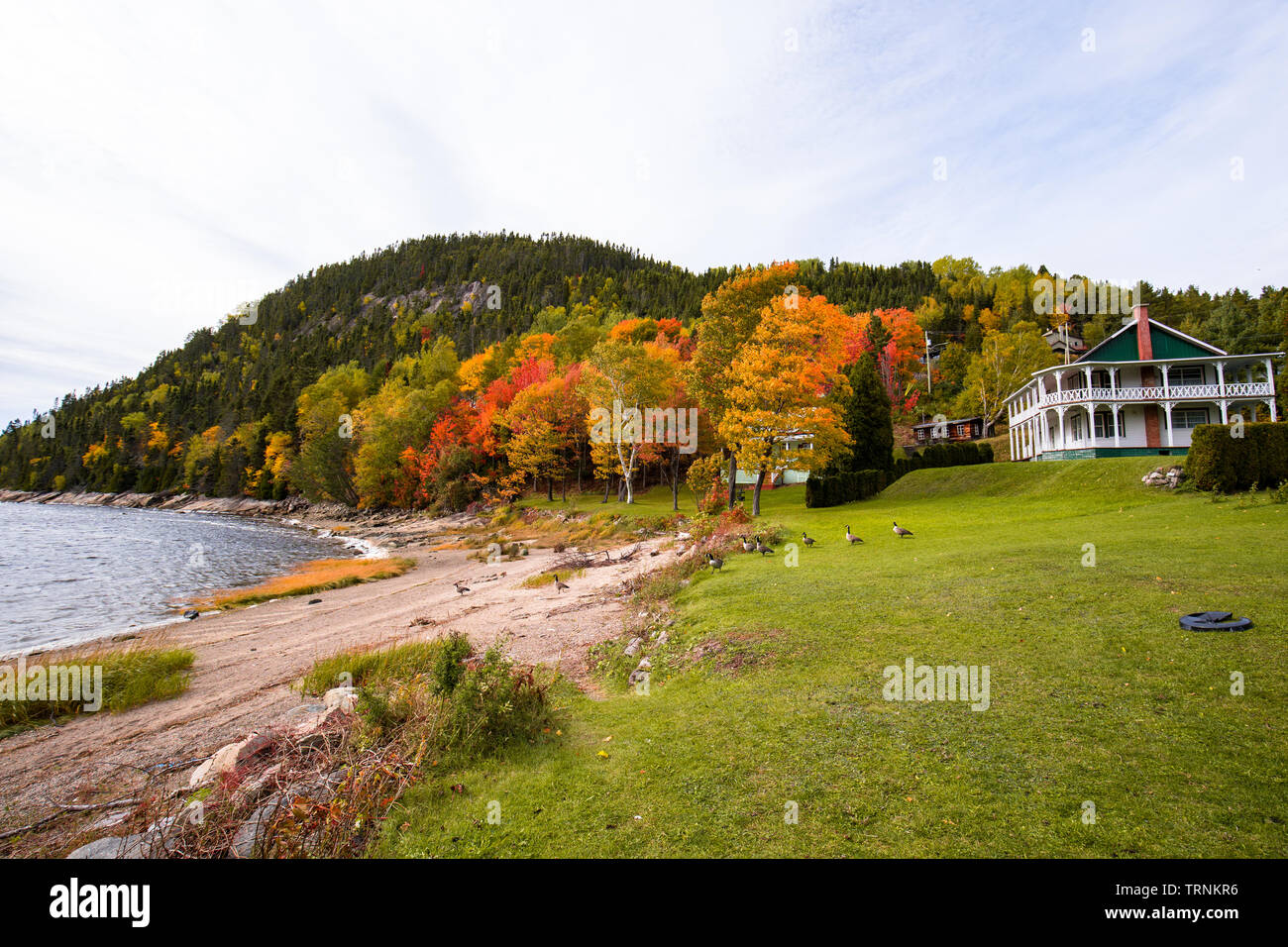 Altes Haus im Dorf von Sainte Rose du Nord in Québec. Herbst Zeit. Stockfoto