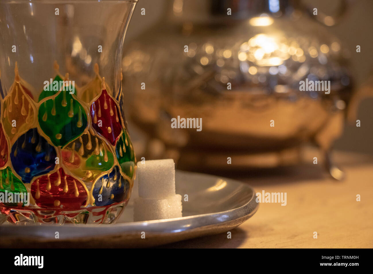 Immer bereit für eine heiße Tasse marokkanischen Pfefferminztee Stockfoto