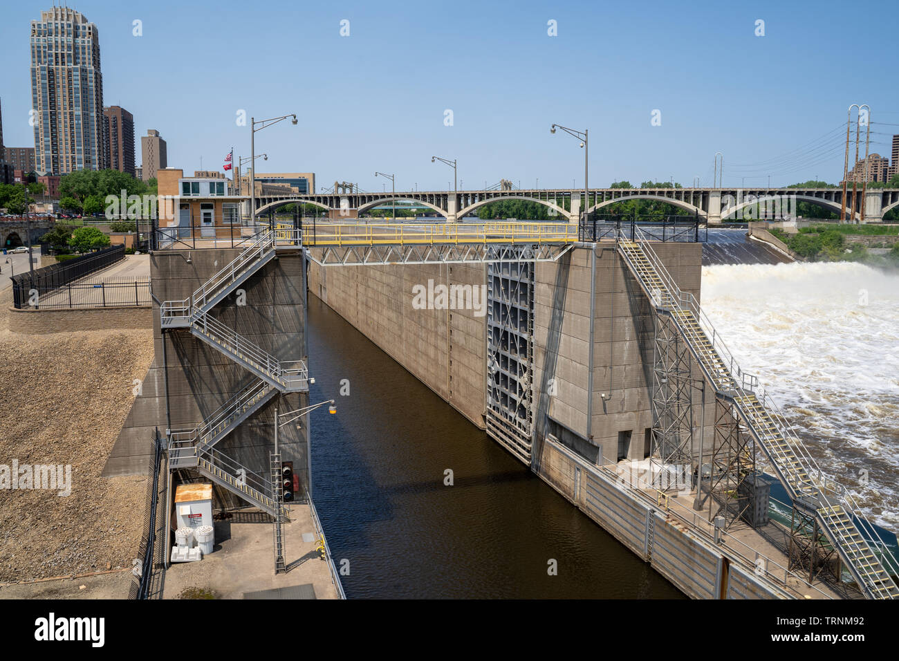 Minneapolis, Minnesota - Juni 1, 2019: Blick auf die Obere Str. Anthony Falls Sperren und Damm entlang des Mississippi River in Downtown Minneapolis Stockfoto