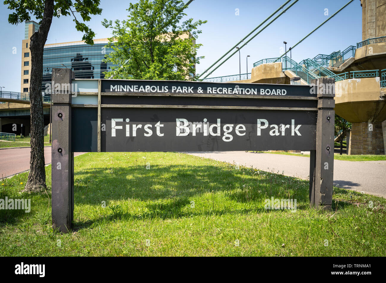 Zeichen für die erste Brücke, Park, in der Innenstadt von Minneapolis Minnesota entfernt Stockfoto