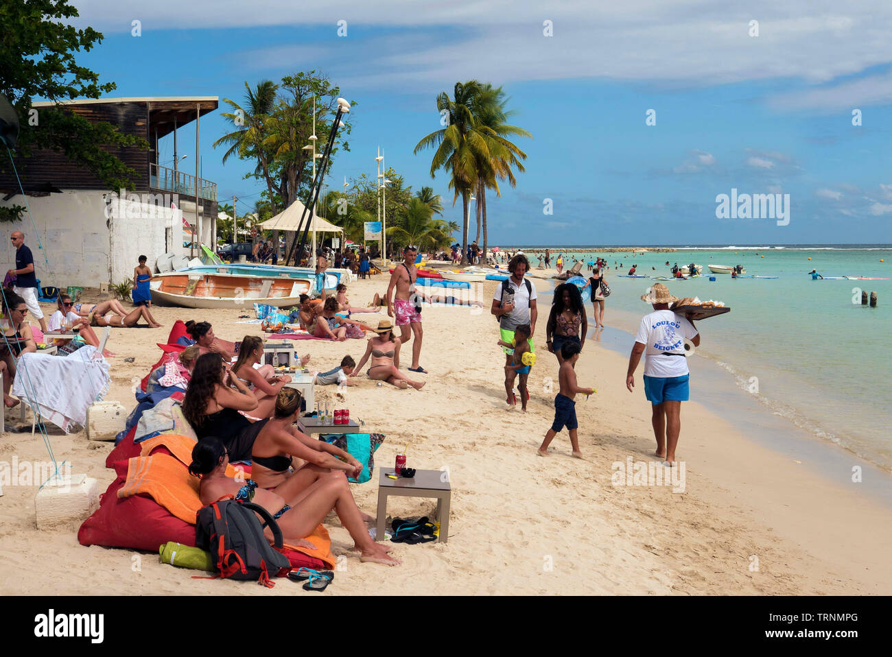 Sonnenanbeter auf Saint Anne Beach in Basse-Terre Guadeloupe Stockfoto