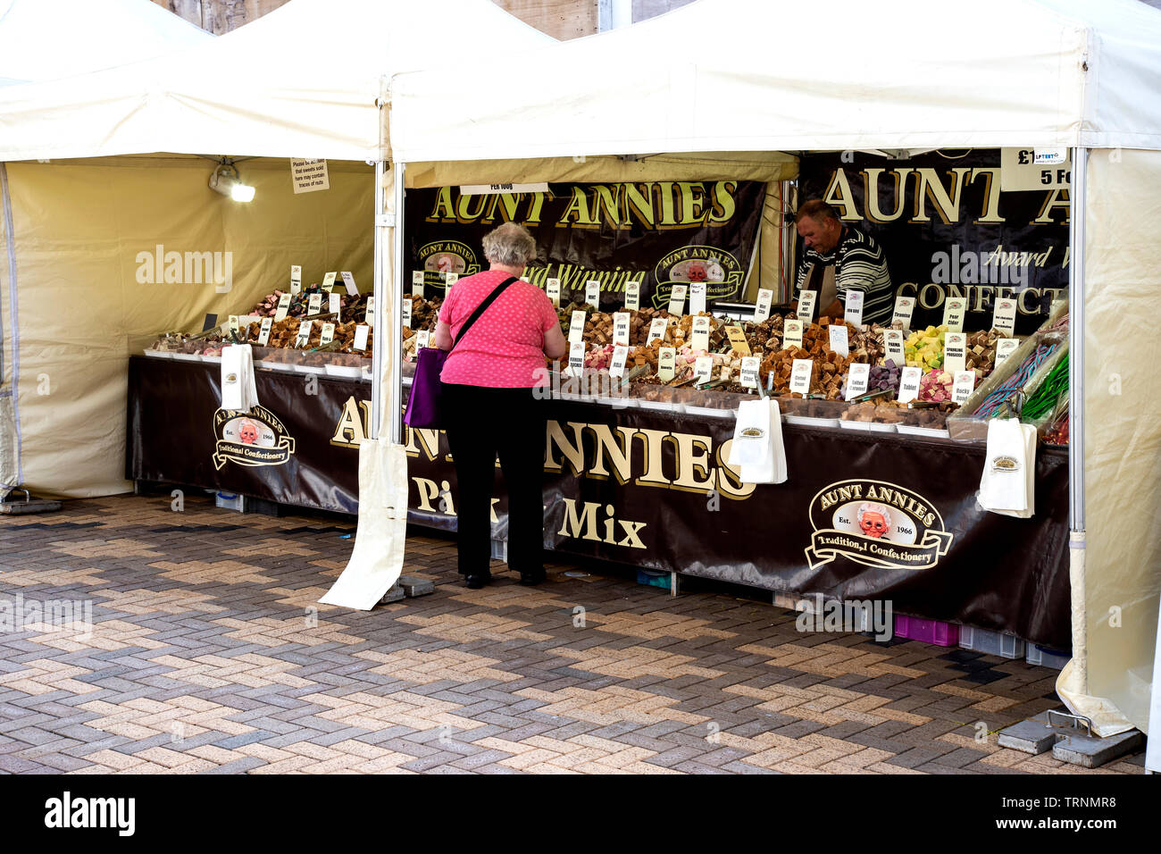 Lady kunden Besuch einer Straße Markt preisgekrönte Konditorei Stall wo aussuchen, Auswahl verfügbar sind, in West Yorkshire Stockfoto