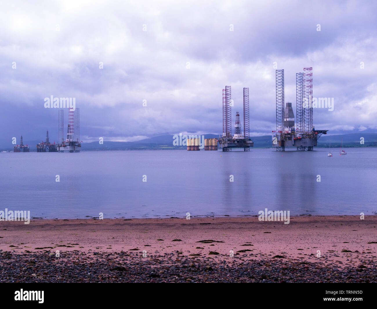 Die Cromarty Firth verwendet, wenn nicht in Gebrauch ist, oder wenn sie von Black Isle Ross gesehen renoviert - shire für Parkplatz Öl Gas rigs Plattformen Stockfoto