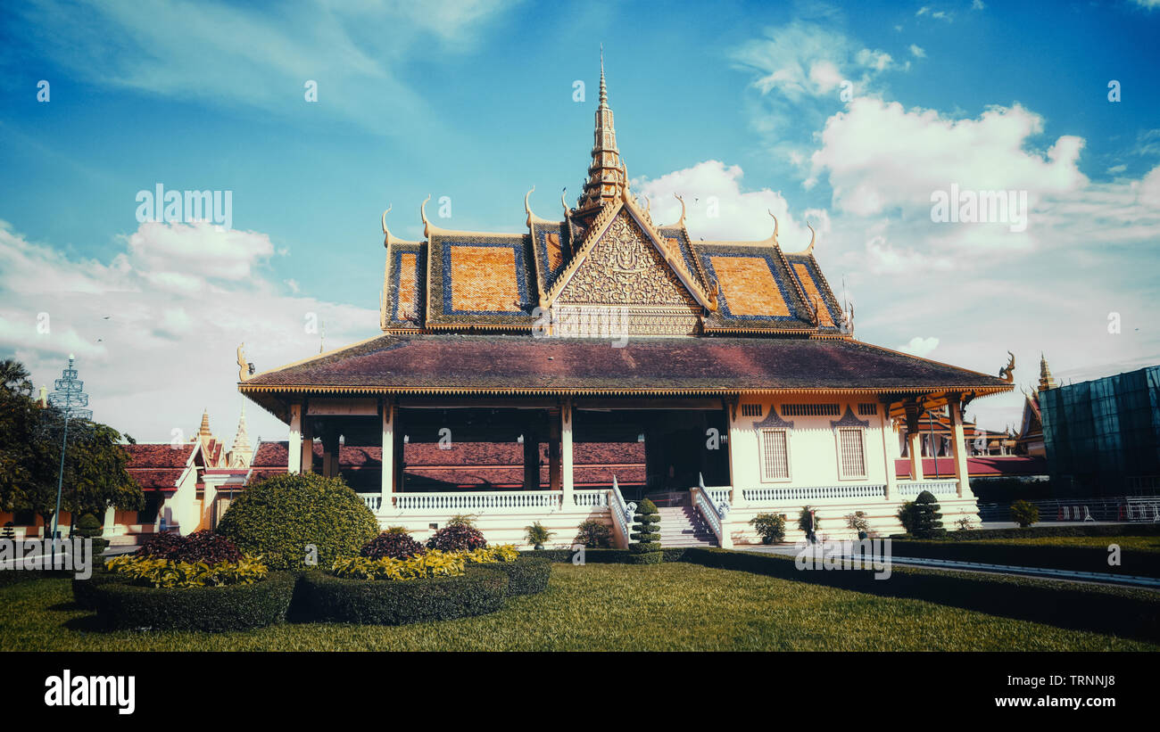 Die atemberaubende Royal Palace (& Silber Pagode) Architektur mit einem schönen klaren und dynamischen blauer Himmel, bei der Stadt Phnom Penh, Kambodscha. Stockfoto