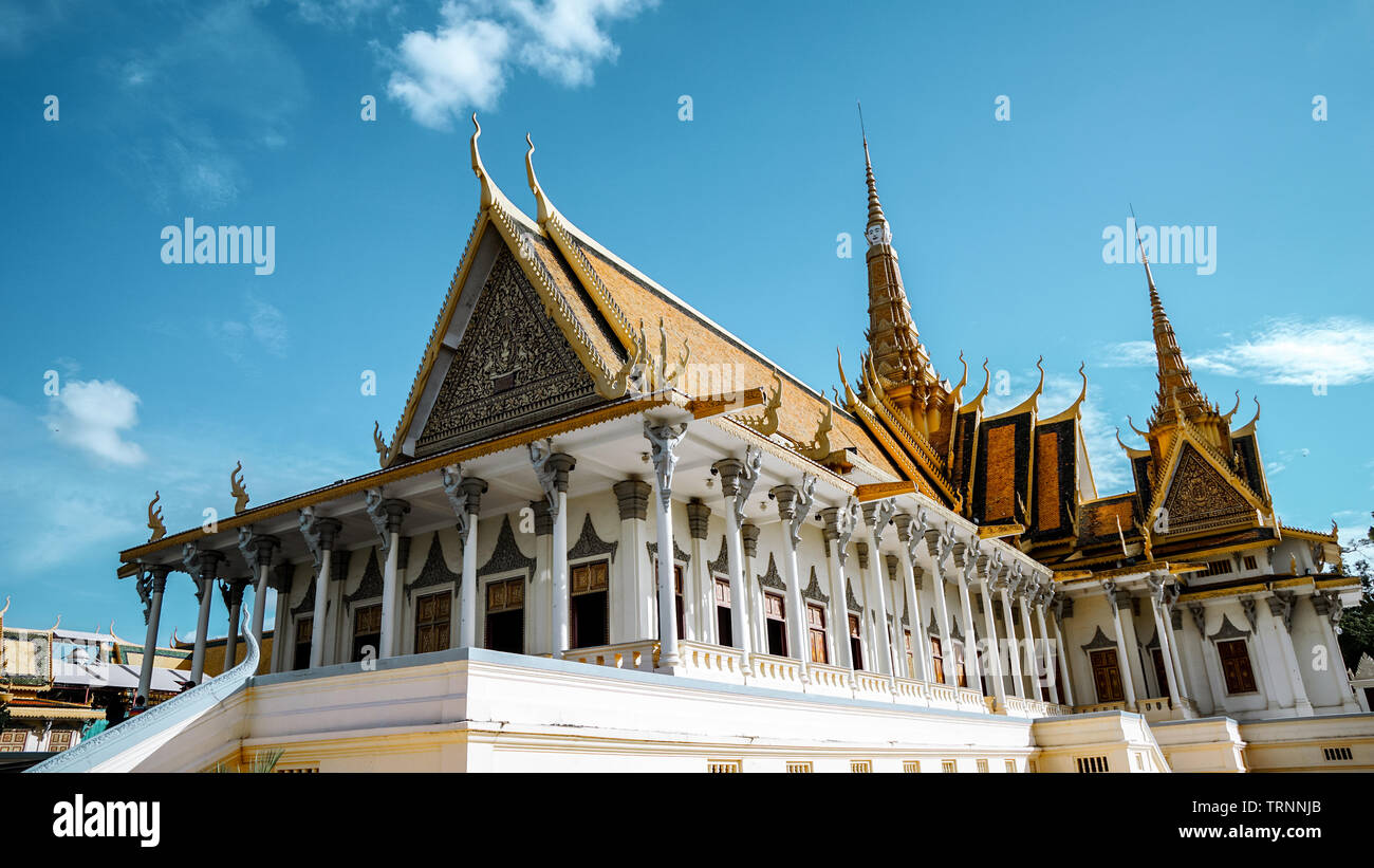 Die atemberaubende Royal Palace (& Silber Pagode) Architektur mit einem schönen klaren und dynamischen blauer Himmel, bei der Stadt Phnom Penh, Kambodscha. Stockfoto