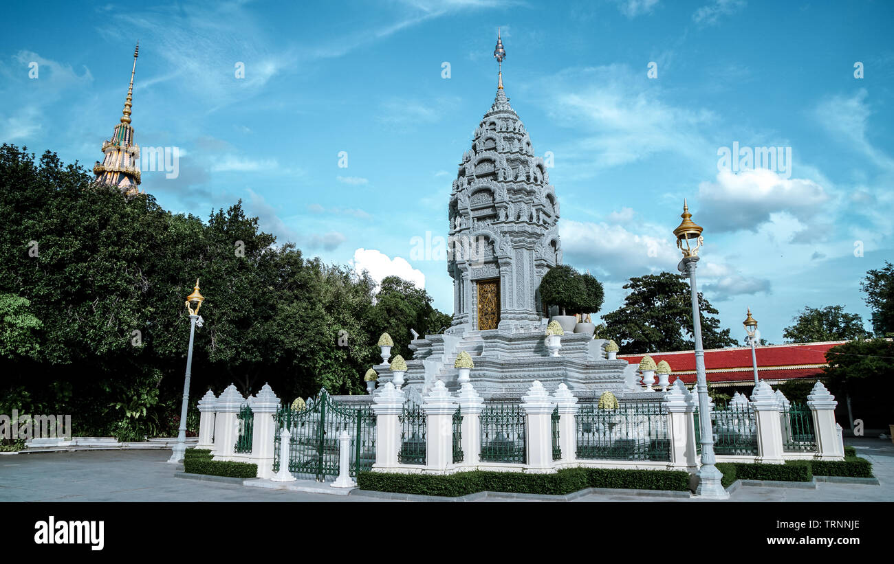 Marmor stupa Tower (der König und die Königin Suramarit Kossomak) im Außenbereich befindet sich neben der Silberne Pagode im Königlichen Palast. (Phnom Stockfoto