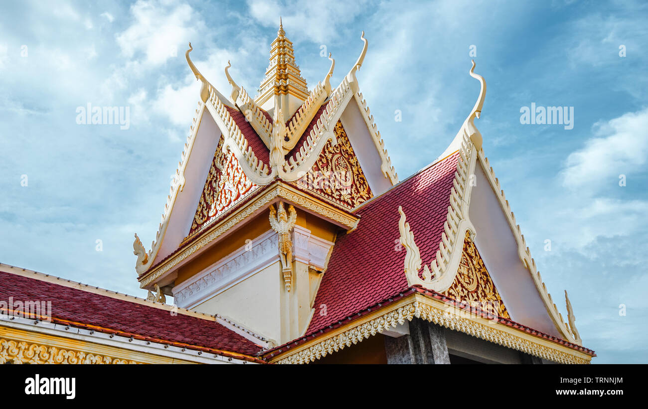 Die füllstandsnivellierung Teil des beeindruckenden Royal Palace (& Silber Pagode) Architektur mit einem wunderschönen blauen Himmel, von Low Angle Shot, in der Stadt Stockfoto