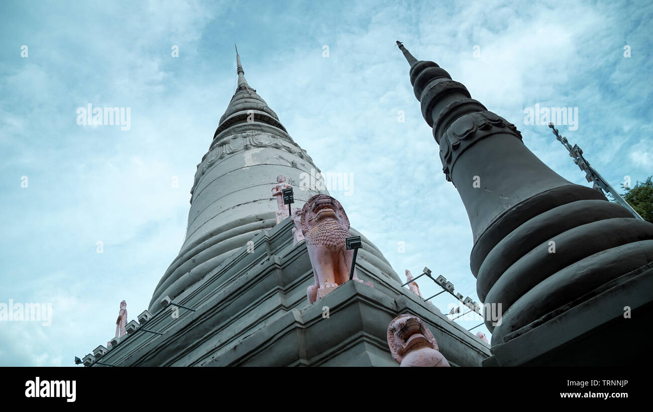 Marmor stupa Tower (der König und die Königin Suramarit Kossomak) im Außenbereich befindet sich neben der Silberne Pagode im Königlichen Palast. (Phnom Stockfoto