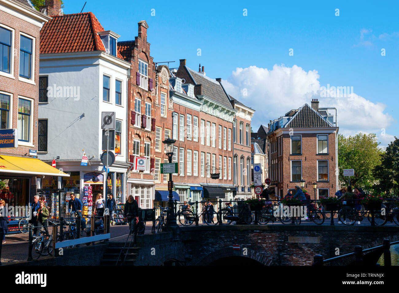 Blick auf das Stadtzentrum mit dem Vismarkt Straße (Fischmarkt) die Lichte Gaard und der Maartensbrug (Martins Brücke). Utrecht, Niederlande. Stockfoto