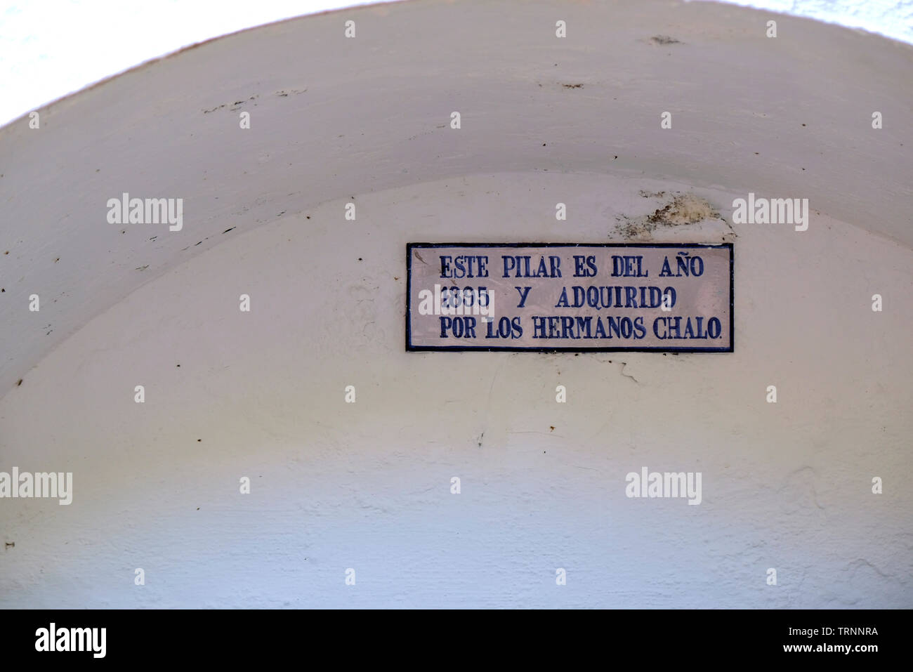 Fliese zu einem Brunnen in der Albaicin Viertel in Granada, Spanien lesen: "Die Talsohle ist von 1895 und wurde von der Chalo Brüder erworben." Stockfoto